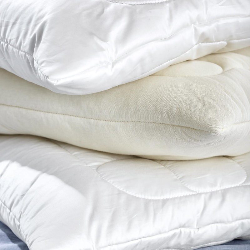 WB-HN_PIR-TX_VIS-Kissenstapel_1009_W-L_RGB_3998b7d57f5b9d921cfe1e5273bfd011